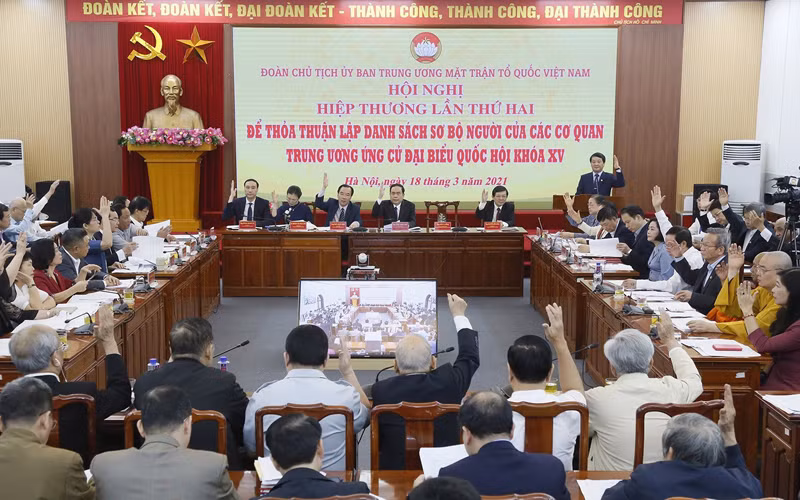 Các đại biểu dự hội nghị biểu quyết bằng hình thức giơ tay. Ảnh: Quang Vinh