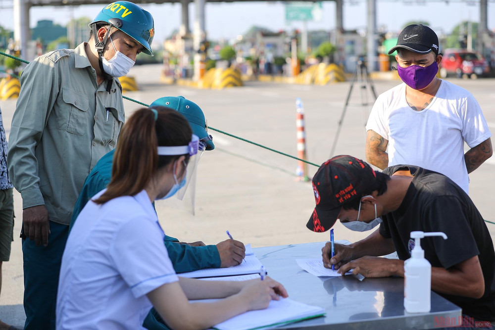 Lực lượng y tế tiến hành đo thân nhiệt, yêu cầu các tài xế khai báo y tế và lịch trình di chuyển. 15chot_kiem_soat_dich_Ha-1626232282248.jpg