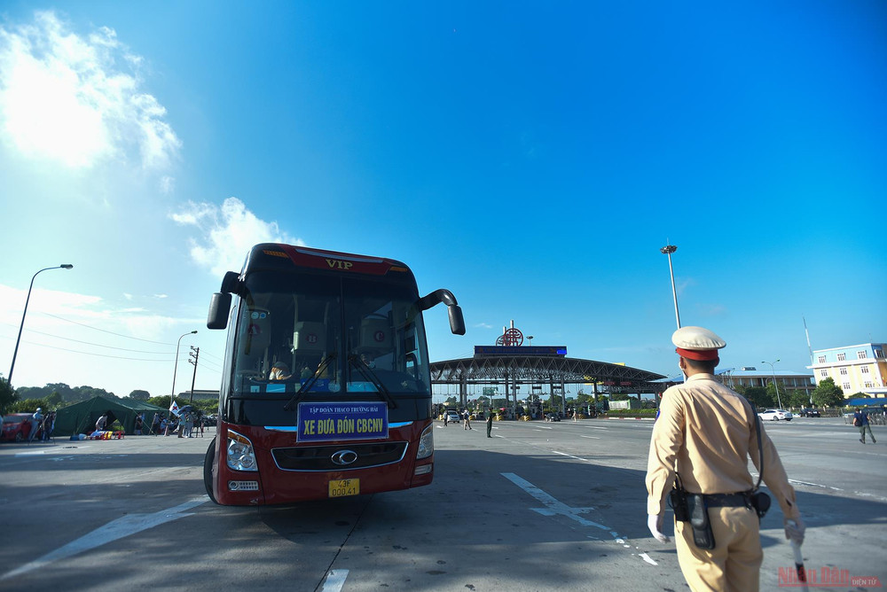 Một xe khách đi từ vùng dịch được lực lượng chức năng yêu cầu quay đầu không cho vào TP Hà Nội tại Trạm thu phí cao tốc Pháp Vân - Cầu Giẽ. 19chot_kiem_soat_dich_Ha-1626232288655.jpg