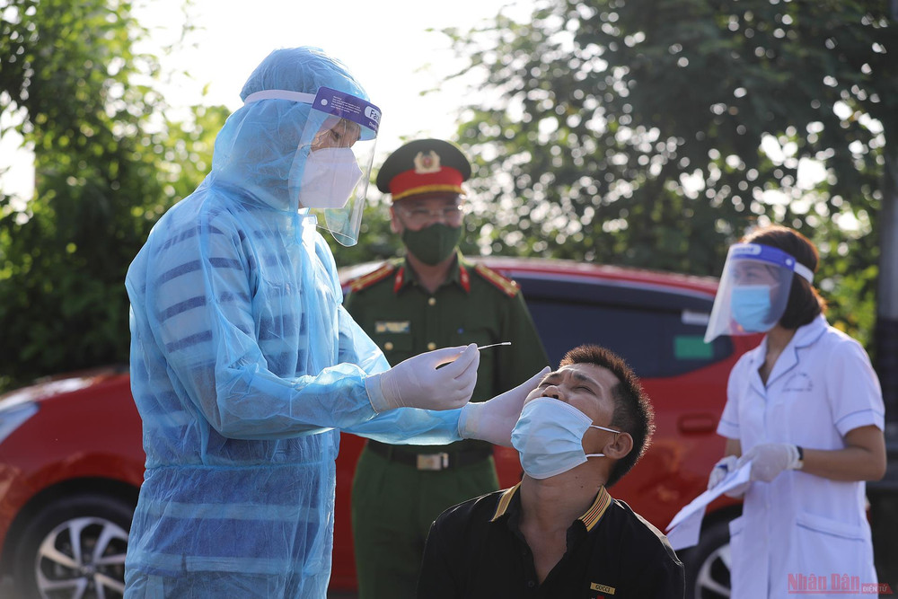 Những trường hợp nghi ngờ hoặc đi từ vùng dịch sẽ tiến hành lấy mẫu xét nghiệm. 16chot_kiem_soat_dich_Ha-1626232283952.jpg