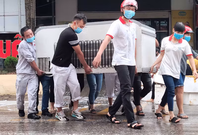 Nhân viên siêu thị Ngọc Xuân khắc phục hậu quả vụ cháy.