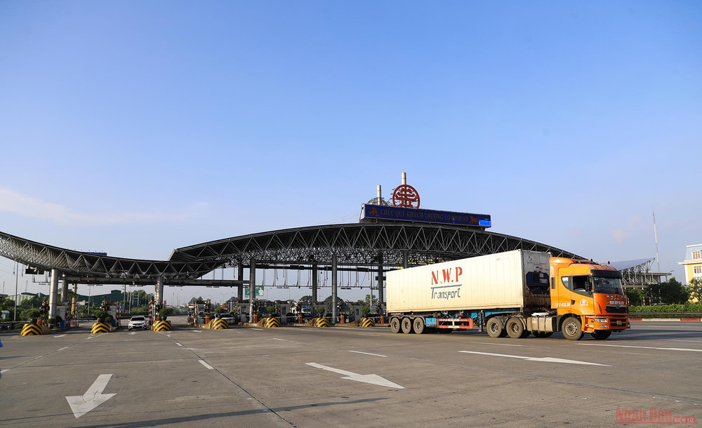 Trước đó vào ngày 13/7, Công an thành phố Hà Nội đã có văn bản hỏa tốc gửi các sở, ban, ngành và các quận, huyện trên địa bàn về việc thành lập 22 chốt tại các cửa ngõ lớn để kiểm soát toàn bộ phương tiện, người dân vào thành phố. 10chot_kiem_soat_dich_Ha-1626232113164.jpg