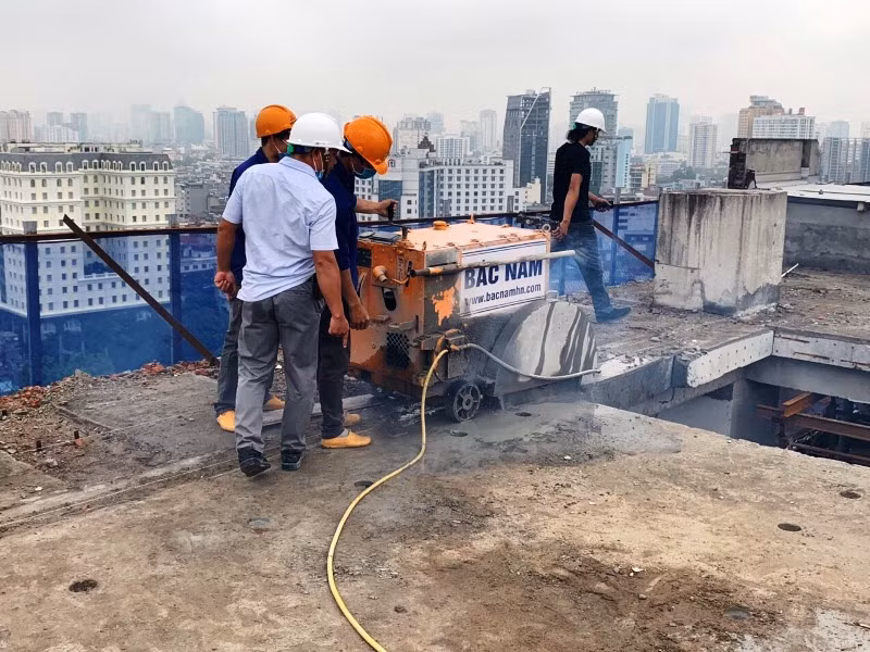 Lực lượng chức năng xử lý vi phạm tại tầng 18 công trình số 8B phố Lê Trực.  
