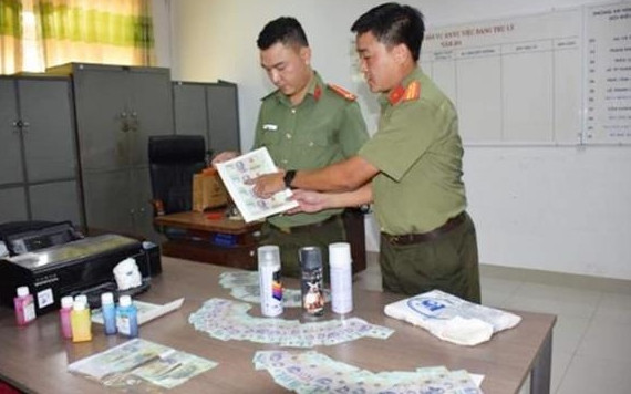 Cơ quan điều tra thu giữ nhiều tang vật sử dụng để làm tiền giả.