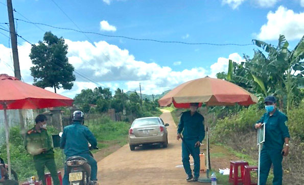 Khu vực cửa ngõ ra vào làng Bông Hiot (xã Hải Yang), huyện Đắk Đoa đã thành lập chốt kiểm dịch, hạn chế người ra vào để ngăn chặn dịch bệnh lây lan. Thêm chín ca dương tính với bệnh bạch hầu ở Gia Lai -0