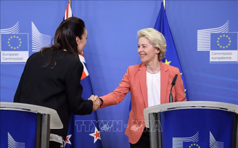 Chủ tịch Ủy ban châu Âu (EC), bà Ursula von der Leyen (phải) và Thủ tướng New Zealand, Jacinda Ardern (trái), tại cuộc họp báo chung sau lễ ký ở Brussels, (Bỉ), ngày 30/6/2002. Ảnh: AFP/TTXVN