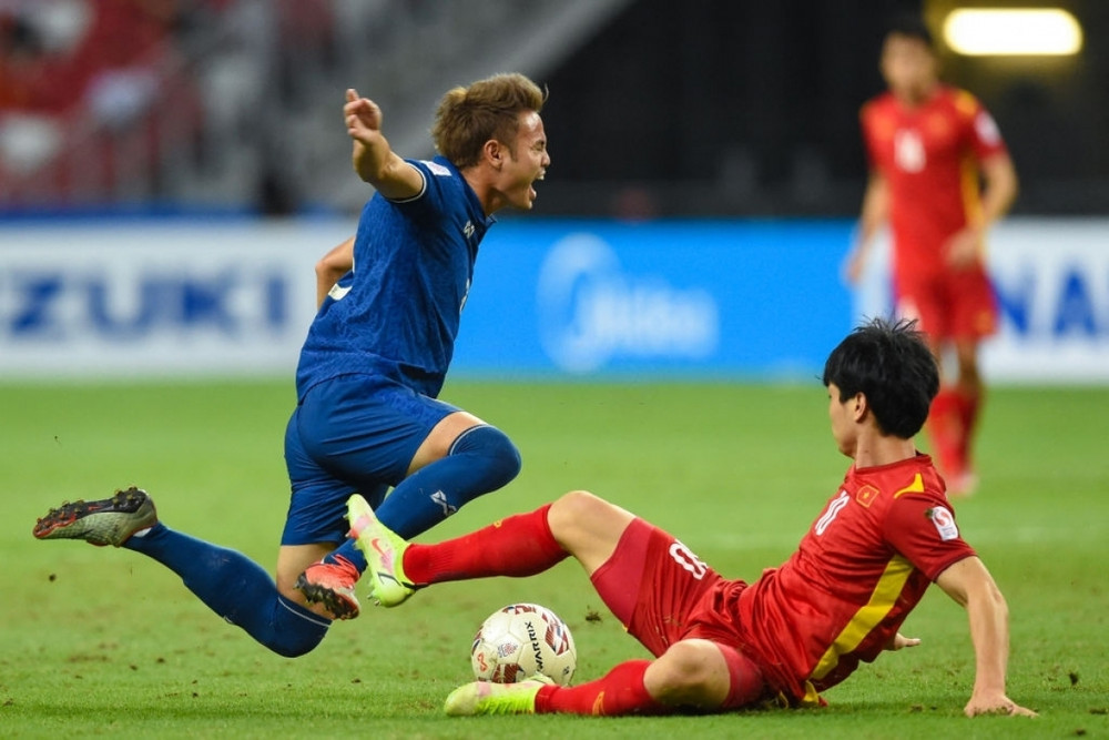 Việt Nam gặp rất nhiều khó khăn trong việc tìm đường vào khung thành Thái Lan. (Ảnh: Getty) Việt Nam nhận thất bại 0-2 trước Thái Lan -0
