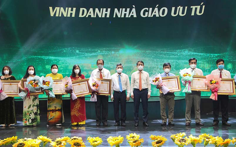 Trao danh hiệu Nhà giáo ưu tú cho các thầy, cô giáo.