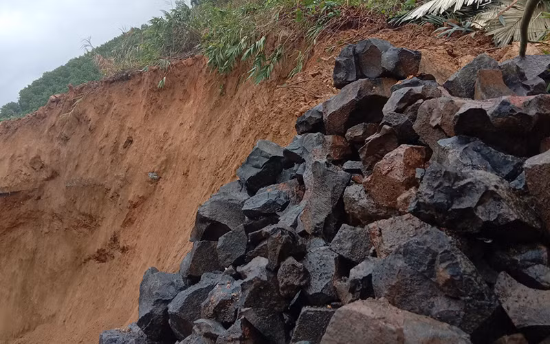 Hiện trường vụ sạt lở gây tắc hoàn toàn tuyến đường Trường Sơn Đông, đoạn qua xã Ngọc Tem tại km 176 +100.