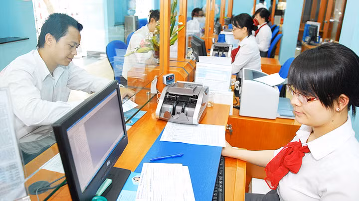Mặt bằng lãi suất thấp đã kích thích tiền chảy vào kênh đầu tư khác. Ảnh: NAM ANH