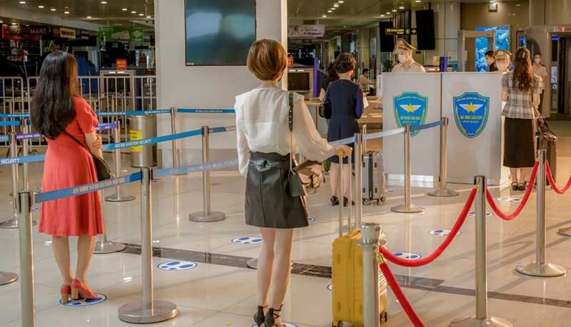 Hành khách tuân thủ khoảng cách an toàn. Tăng tần suất bay nội địa, hành khách cần lưu ý gì? -0