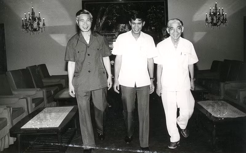 Đồng chí Nguyễn Cơ Thạch (ngoài cùng bên trái) tại Hội nghị thường kỳ lần thứ 11 Bộ trưởng Ngoại giao Cam-pu-chia, Lào, Việt Nam tại Phnôm Pênh (tháng 8-1985).Ảnh TTXVN