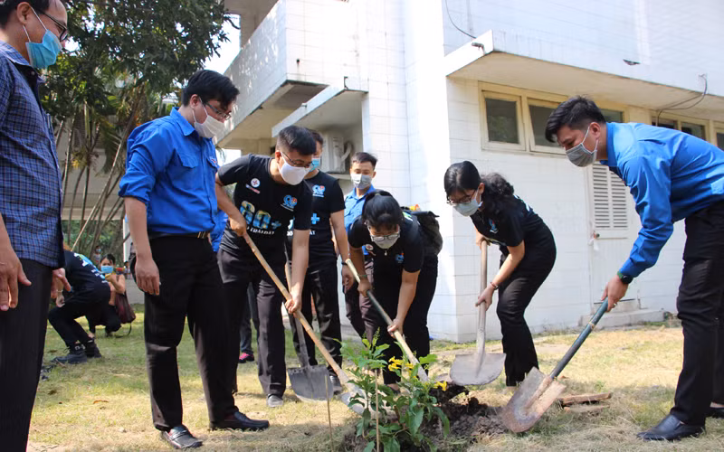 Các đoàn viên, thanh niên các đơn vị trồng cây xanh tại thành phố Thủ Đức