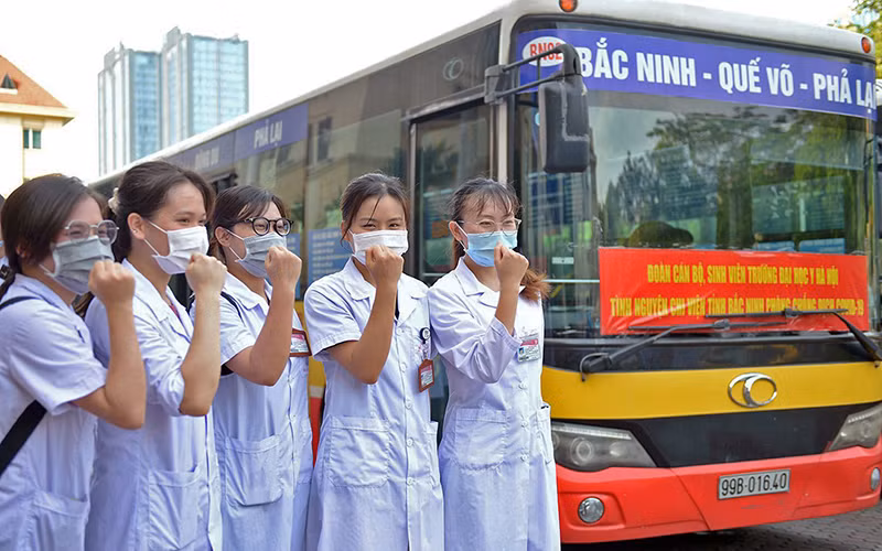 Sinh viên Trường đại học Y Hà Nội tình nguyện lên đường hỗ trợ tỉnh Bắc Ninh phòng, chống và dập dịch. 