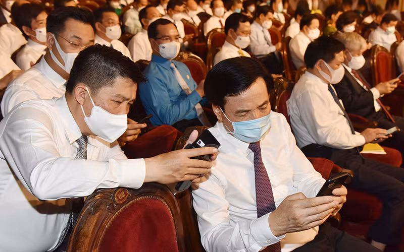 Nhắn tin đóng góp vào Quỹ vắc-xin phòng, chống Covid-19 tại lễ ra mắt Quỹ. Ảnh: Ðức Khánh 