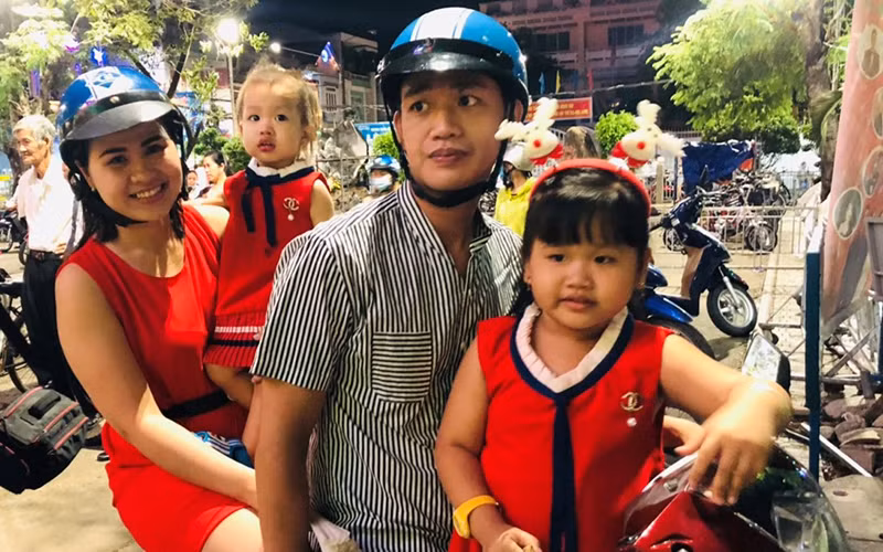 Người dân đến khu vực Giáo xứ Tân Mai, TP Biên Hòa, tỉnh Đồng Nai đón Giáng sinh.