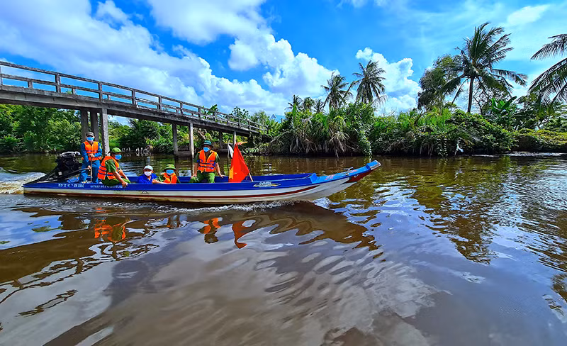 Hoạt động tuần tra, giám sát đường thủy ở vùng giáp ranh thuộc huyện Thới Bình, Cà Mau.