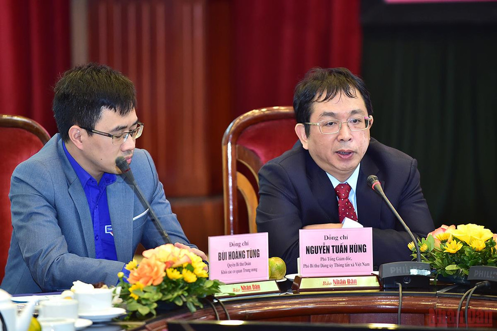 Đồng chí Nguyễn Tuấn Hùng, Phó Tổng Giám đốc, Phó Bí thư Đảng ủy Thông tấn xã Việt Nam trả lời câu hỏi tại tọa đàm. (Ảnh: Thành Đạt) Bồi đắp lý tưởng, bản lĩnh và năng lực của nhà báo trẻ trong thời đại mới -0