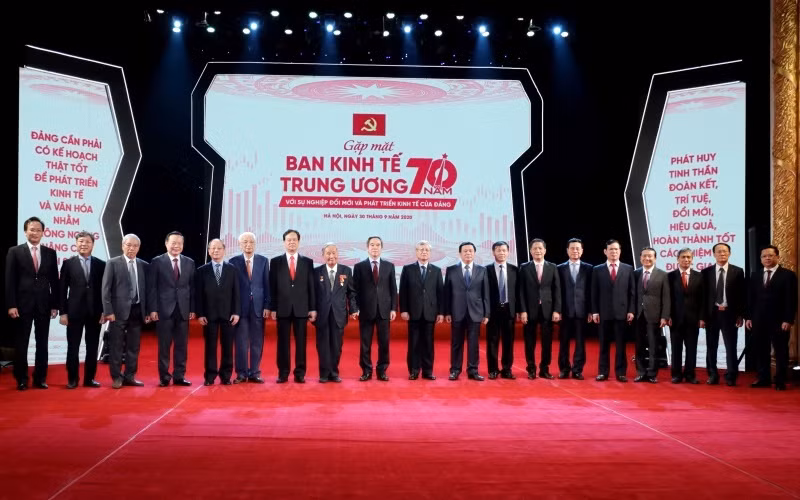 Các đồng chí lãnh đạo tham dự Chương trình gặp mặt “Ban Kinh tế Trung ương - 70 năm với sự nghiệp đổi mới và phát triển kinh tế Đảng”.