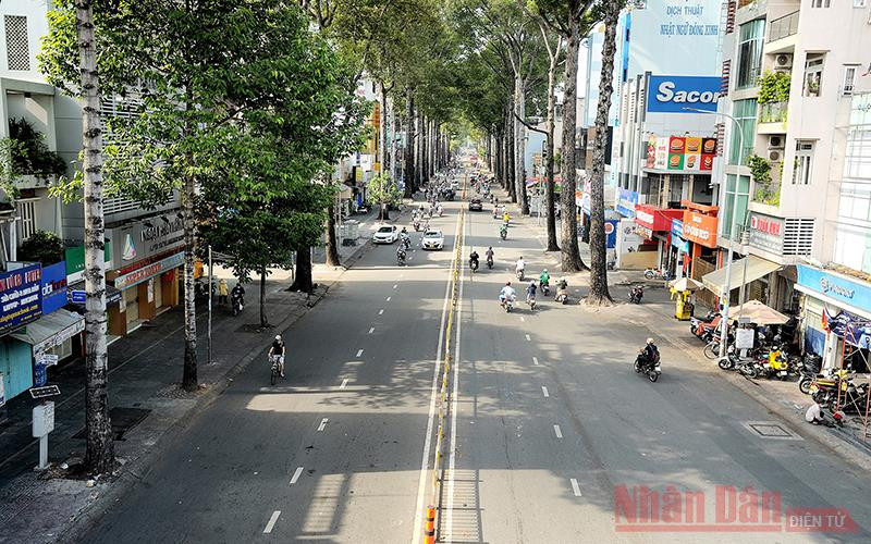 TP Hồ Chí Minh trong ngày đầu thực hiện giãn cách xã hội theo Chỉ thị số 15 của Thủ tướng Chính phủ. (Ảnh: Võ Mạnh Hảo) Bài 2: Huy động sức mạnh toàn dân chống dịch -0