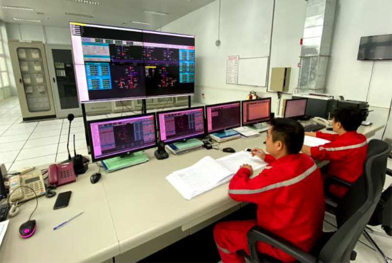 Các kỹ sư Trung tâm điều khiển Nhà máy thủy điện Đakđrinh thường trực theo dõi các chỉ số vận hành của các tổ máy, hồ thủy điện. Hình ảnh ghi nhận vào ngày 27-10. Quảng Ngãi liên tục xả nước điều tiết hồ chứa, thủy điện -0