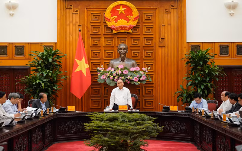 Thủ tướng Nguyễn Xuân Phúc phát biểu ý kiến tại cuộc họp.