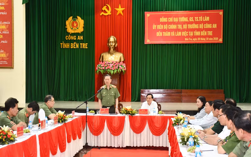 Bộ trưởng Công an thăm và làm việc tại Bến Tre.