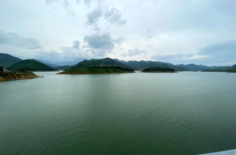 Hồ chứa nước Nước Trong điều tiết liên tụt giảm lượng nước đón lũ sau bão Molave. Hình ảnh ghi nhận vào ngày 27-10. Quảng Ngãi liên tục xả nước điều tiết hồ chứa, thủy điện -0