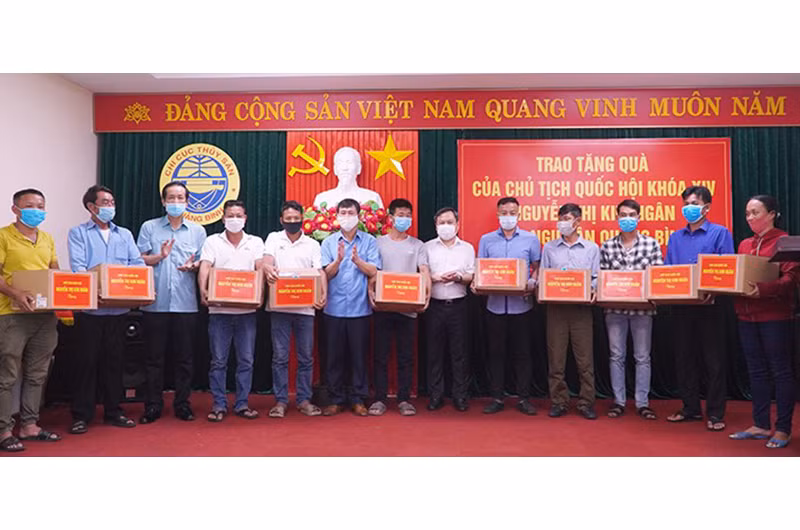 Lãnh đạo tỉnh Quảng Bình trao quà cho ngư dân.