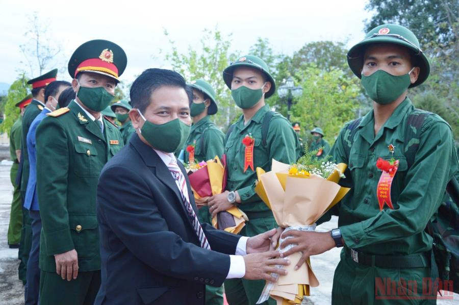 Lãnh đạo huyện Bác Ái, tỉnh Ninh Thuận tặng hoa chúc mừng các thanh niên trúng tuyển lên đường nhập ngũ. (NGUYỄN TRUNG) Ngày hội giao, nhận quân ở Ninh Thuận -0