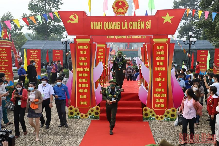 Tân binh Bình Dương lên đường làm nghĩa vụ thiêng liêng với Tổ quốc. (Ảnh: TRỊNH BÌNH) 1.500 tân binh tại Bình Dương lên đường nhập ngũ -0