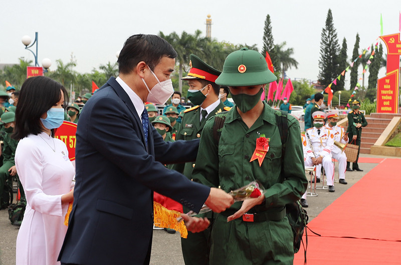 Chủ tịch UBND TP Đà Nẵng động viên, tặng quà thanh niên nhập ngũ. 1.275 thanh niên Đà Nẵng lên đường nhập ngũ -0