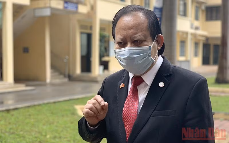 PGS, TS Nguyễn Viết Nhung, Giám đốc Bệnh viện Phổi Trung ương chia sẻ thông tin tại lễ tiếp nhận. (Ảnh: T.H)