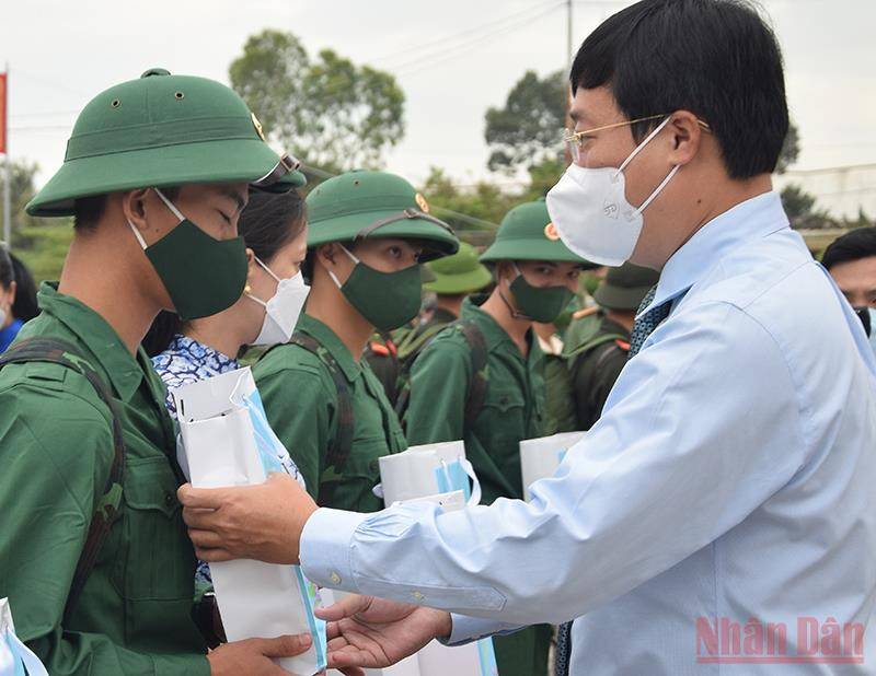 Bí thư Tỉnh ủy Đồng Tháp Lê Quốc Phong tặng quà, động viên các tân binh huyện Thanh Bình nỗ lực rèn luyện, hoàn thành tốt nghĩa vụ quân sự. (Ảnh: HỮU NGHĨA) Hơn 1.500 thanh niên Đồng Tháp lên đường nhập ngũ -0