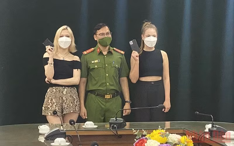 Công an quận Hoàn Kiếm trao trả tài sản cho 2 nữ du khách nước ngoài.