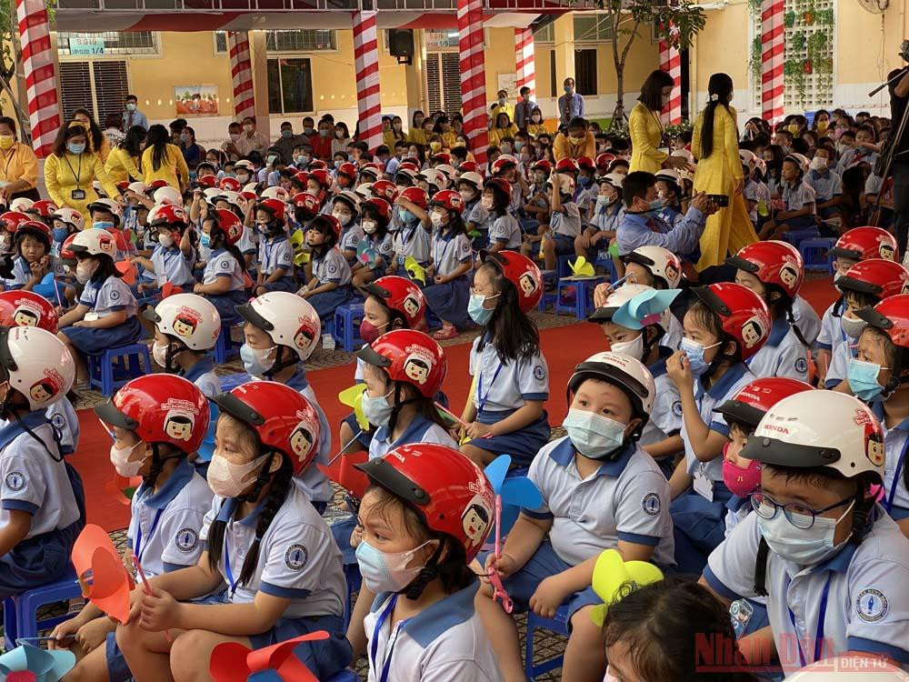 Các em học sinh lớp Một trường Tiểu học Trần Hưng Đạo, quận 1 hưởng ứng đội mũ bảo hiểm đạt chuẩn. (Ảnh: QUÝ HIỀN) Phó Thủ tướng Trương Hoà Bình dự lễ khai giảng và trao mũ Bảo hiểm cho học sinh tiểu học -0