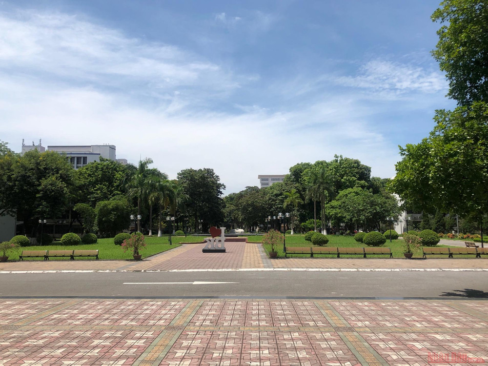 Trong khuôn viên Trường đại học Bách khoa Hà Nội. ẢNh: THUỲ LINH