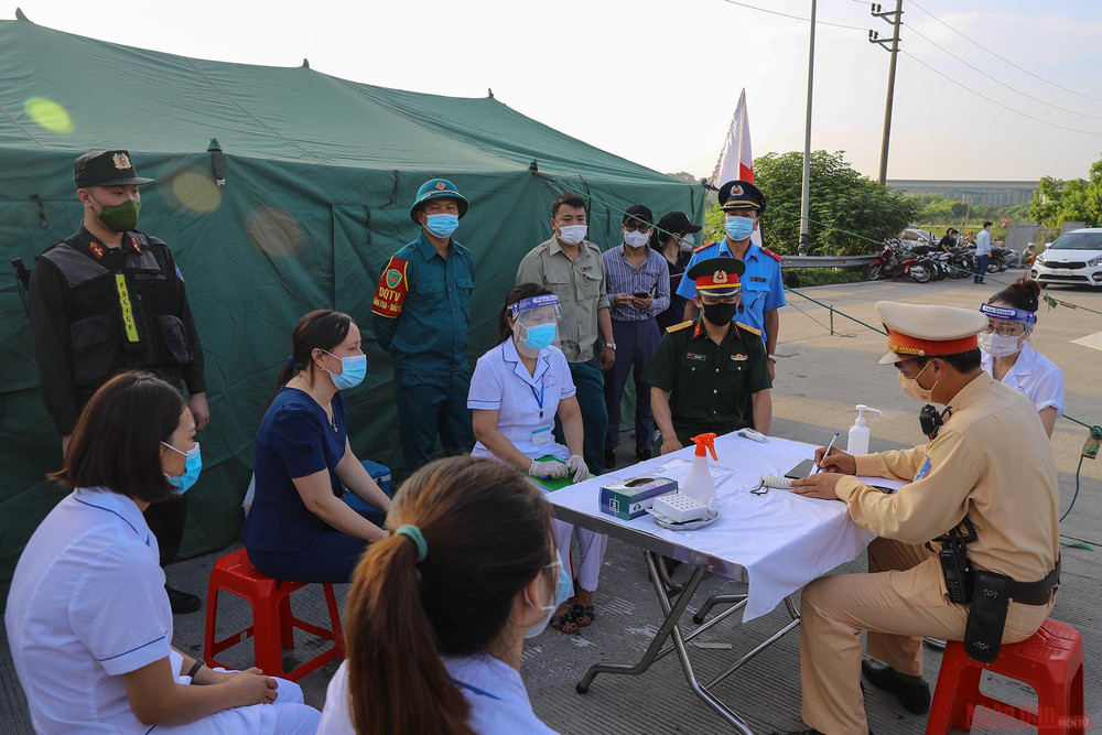 Tổ liên ngành đã có một cuộc họp ngắn trước khi triển khai công tác kiểm soát. Các chốt sẽ có 11 cán bộ tham gia ứng trực, gồm cán bộ cảnh sát giao thông, cảnh sát cơ động, thanh tra giao thông, cán bộ y tế, cán bộ quân đội và cán bộ tư pháp của địa phương. 3chot_kiem_soat_dich_Ha-1626232101741.jpg