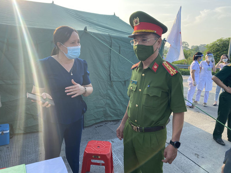 Đại tá Trần Ngọc Dương, Phó Giám đốc Công an thành phố Hà Nội có mặt kiểm tra công tác phòng, chống dịch tại chốt kiểm soát Trạm thu phí cao tốc Pháp Vân - Cầu Giẽ. Test nhanh Covid-19 tại 22 chốt kiểm soát dịch của Hà Nội -0