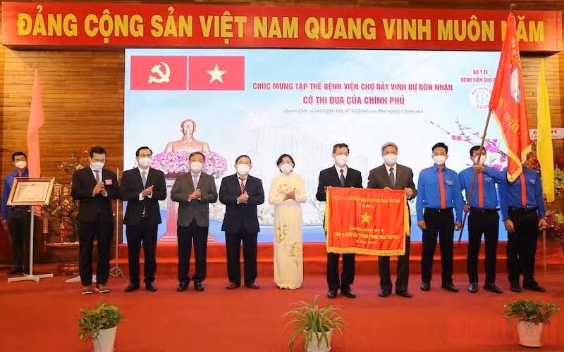 Bệnh viện Chợ Rẫy đón nhận Cờ thi đua của Chính phủ.