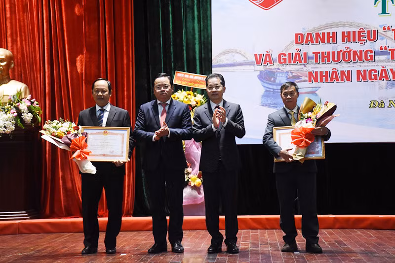 20 y bác sĩ Đà Nẵng được vinh danh Tỏa sáng Blouse trắng 2020 -0