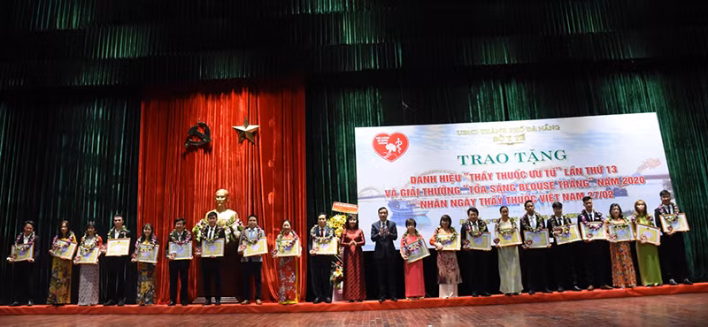 Đà Nẵng vinh danh 20 cá nhân tiêu biểu đạt giải thưởng “Tỏa sáng Blouse trắng” năm 2020.