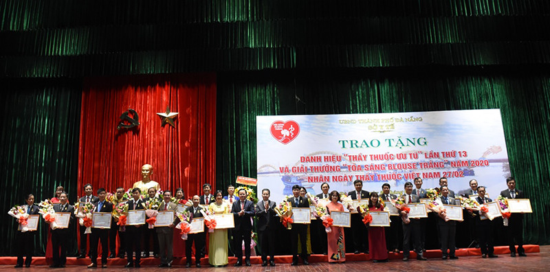 28 y bác sĩ vinh dự được Chủ tịch nước trao tặng danh hiệu Thầy thuốc Ưu tú. 20 y bác sĩ Đà Nẵng được vinh danh Tỏa sáng Blouse trắng 2020 -0