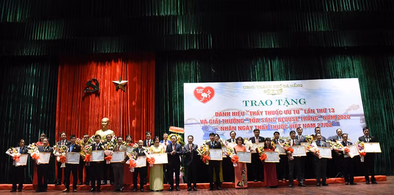 20 y bác sĩ Đà Nẵng được vinh danh Tỏa sáng Blouse trắng 2020 -0