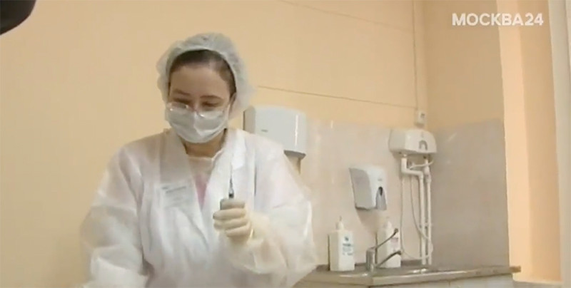 Tiêm chủng là phương cách bảo vệ hữu hiệu trước Covid-19. (Nguồn: Moskva 24) Nga khuyến cáo có thể xuất hiện siêu biến chủng corona virus mới -0