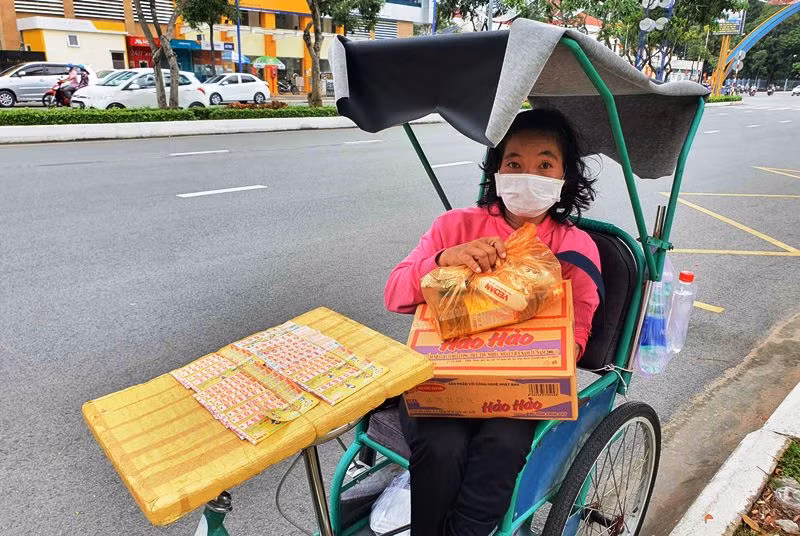 Giãn cách xã hội và gánh nặng áo cơm của người bán vé số dạo -0