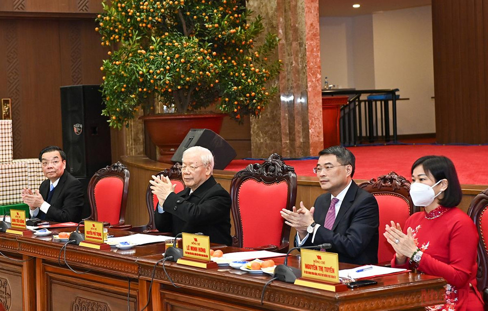 Tổng Bí thư Nguyễn Phú Trọng cùng các đại biểu tại buổi lễ. (Ảnh: Duy Linh) Tổng Bí thư Nguyễn Phú Trọng thăm, chúc Tết Đảng bộ, Chính quyền và nhân dân Thủ đô -0