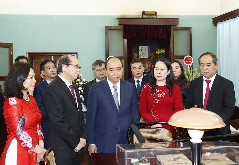 Chủ tịch nước Nguyễn Xuân Phúc thăm nơi ở và làm việc của Chủ tịch Hồ Chí Minh tại Nhà 67. (Ảnh: TTXVN) Chủ tịch nước dâng hương tưởng niệm Chủ tịch Hồ Chí Minh -0