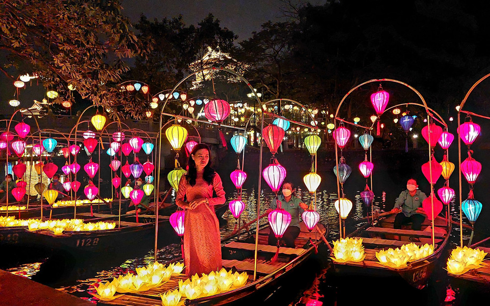 Du khách lưu lại những khoảnh khắc ấn tượng tại Phố cổ Hoa Lư (Ảnh: Tam Sinh) Thêm điểm nhấn mới, Ninh Bình đón khách ngoại tỉnh từ mồng 1 Tết -0