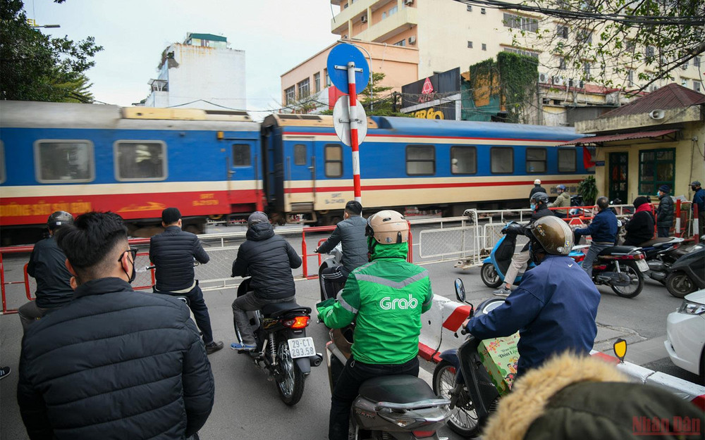 Những chuyến tàu cuối năm hối hả đưa người từ xa về Hà Nội đón Tết. (Ảnh: THÀNH ĐẠT) Những giờ phút cuối cùng ngày cuối năm -0